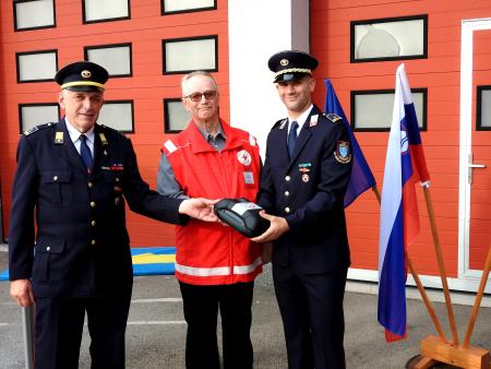 Predaja novega defibrilatorja cerkljanskim gasilcem